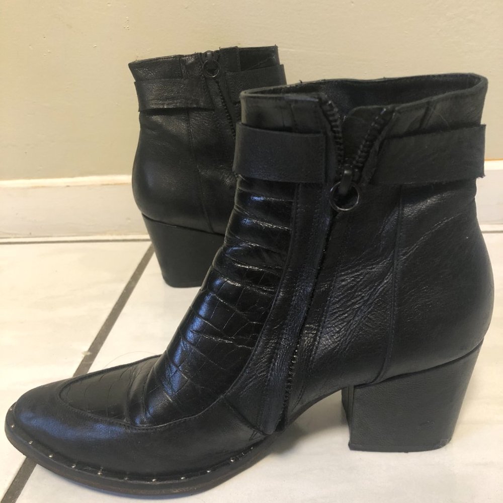 FREDA SALVADOR Blk Croc Embossed \ Leather Bootie